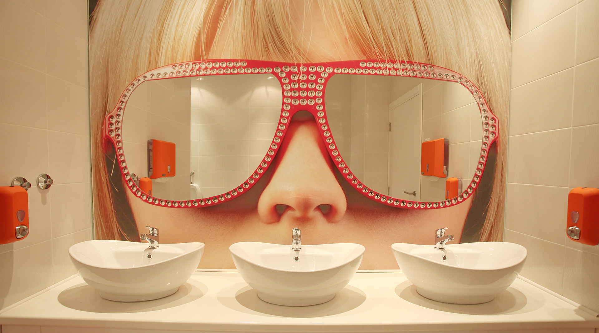 Dizajn vizuala na zidu enterijera - Ogledala u obliku naočara Sugar and Spice restoran