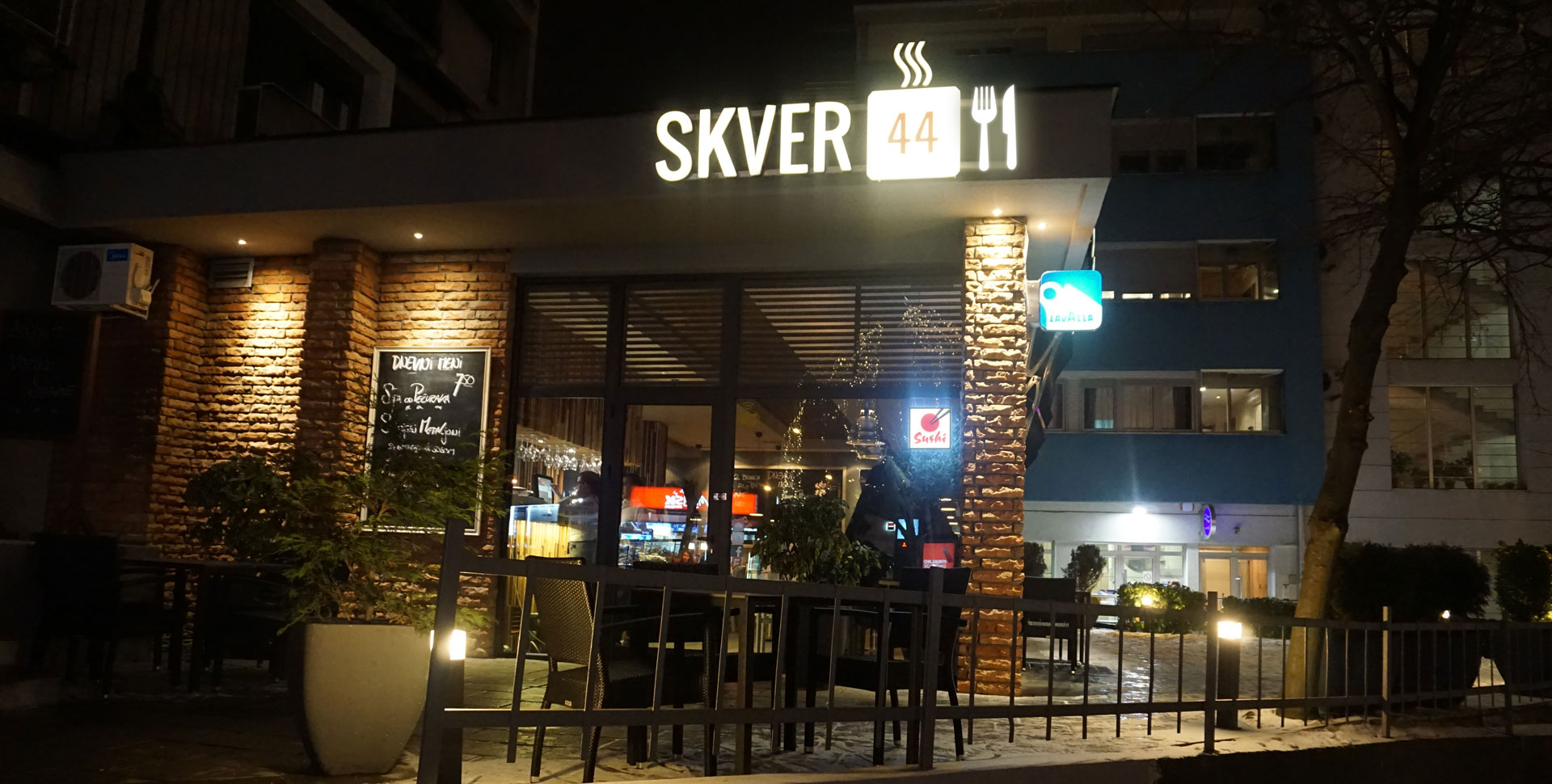Dizajn logotipa i svetleće reklame za restoran SKVER 44
